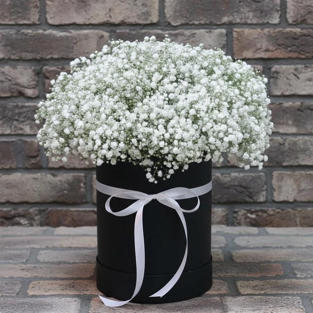 Цветочная композиция из Гипсофила в шляпной коробке в Николаевской Республики Чечня