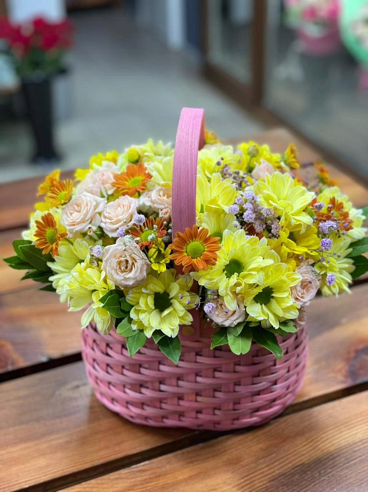 Цветочная композиция из Хризантемы и Розы в корзине в Николаевской Республики Чечня