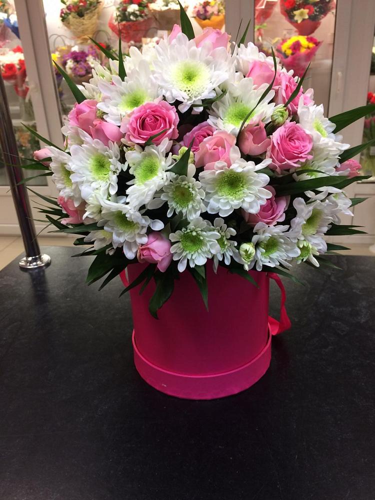 Цветочная композиция из Розы и Хризантемы в шляпной коробке в Николаевской Республики Чечня