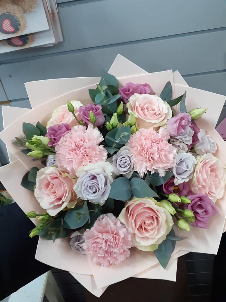 Букет цветов из: Розы, Гвоздики и Лизиантусы в Николаевской Республики Чечня